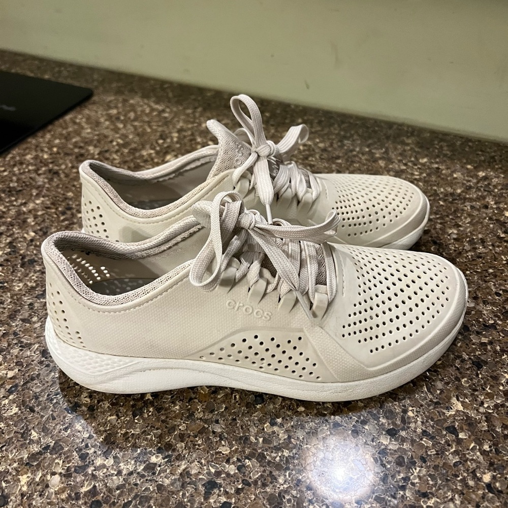 Crocs womens size 9 lace up and color is beige.. so comfortable.. waterproof - Picture 3 of 6